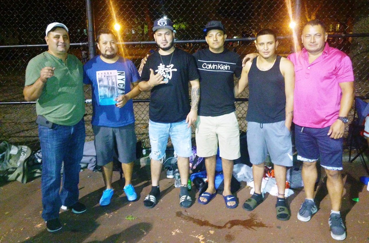 Invitados de lujo estuvieron presenciando el viernes pasado el partidazo del Corinto F.C., actual campe&oacute;n en la Liga Mexicana de Brooklyn, Sunset Park. Acompa&ntilde;ados por Armando Villatoro, entre ellos, Alberto Villatoro, Mario Melendez, Javier Romero, Mario Alvarez y Mauricio Granados, entre otros. (Foto: Buki Chapin)