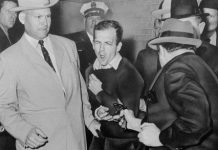 En la imagen tomada por el fotógrafo Robert Jackson el 24 de noviembre, se puede ver a Leavelle junto a Oswald en el momento en que Jack Ruby desenfunda su revolver para abatir al presunto magnicida.