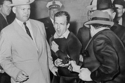 En la imagen tomada por el fotógrafo Robert Jackson el 24 de noviembre, se puede ver a Leavelle junto a Oswald en el momento en que Jack Ruby desenfunda su revolver para abatir al presunto magnicida.