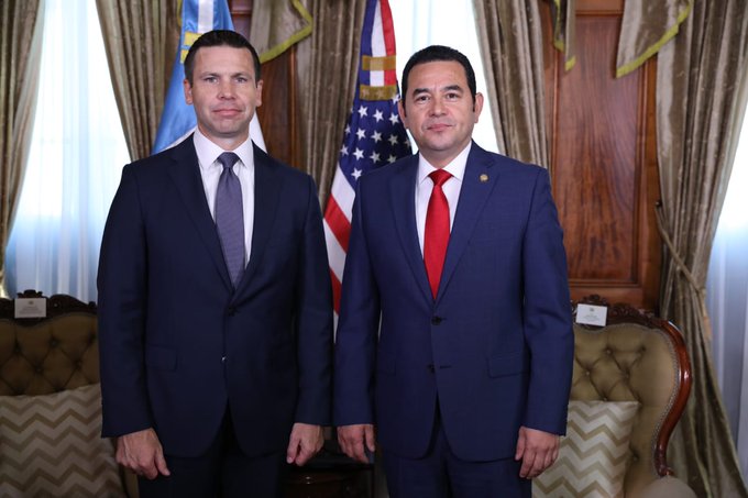 El secretario interino de Seguridad Nacional, Kevin McAleenan y el presidente de Guatemala Jimmy Morales.
