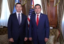 El secretario interino de Seguridad Nacional, Kevin McAleenan y el presidente de Guatemala Jimmy Morales.
