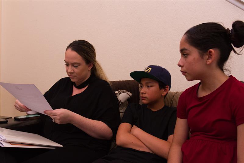Christine Palomar junto a sus hijos Joshua y April.