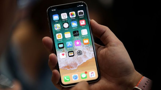 Pero el programa malicioso, que se contagiaba con sólo visitar sitios en internet que habían sido hackeados, tenía un defecto: se borraba al apagar el iPhone.