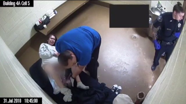 Señala que los enfermeros y alguaciles "cruelmente la dejaron sentir sola los dolores de parto durante horas".