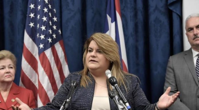 La gobernadora de Puerto Rico pide anexión a EE.UU. en 250 aniversario de independencia El senador del opositor Partido Popular Democrático José Nadal Power pidió este lunes la dimisión de la representante de Puerto Rico ante el Congreso en Washington, Jennifer González