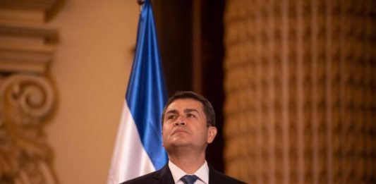 Un extenso documento de la Fiscalía del distrito sur de Nueva York presentado como parte del caso en contra del hondureño Juan Antonio "Tony" Hernández, hermano del presidente Juan Orlando Hernández, implica al mandatario en una conspiración para usar dinero del narcotráfico