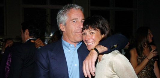 Jeffrey Epstein y Ghislaine Maxwell, una mujer de la alta sociedad británica y socia cercana.
