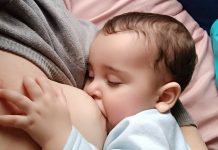 Dar pecho en público sigue siendo un inconveniente para las madres, porque la sociedad sigue sin aceptar que es una práctica natural.