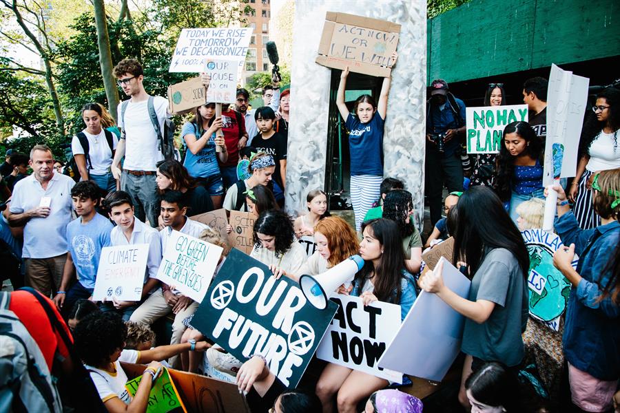 La presencia de Greta Thunberg impulsa el activismo ambiental frente a la ONU.