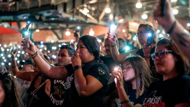 Con el lema "El Paso Strong", como bandera, la comunidad de ambos países recordó a las víctimas en un memorial en el estadio de béisbol Southwest.