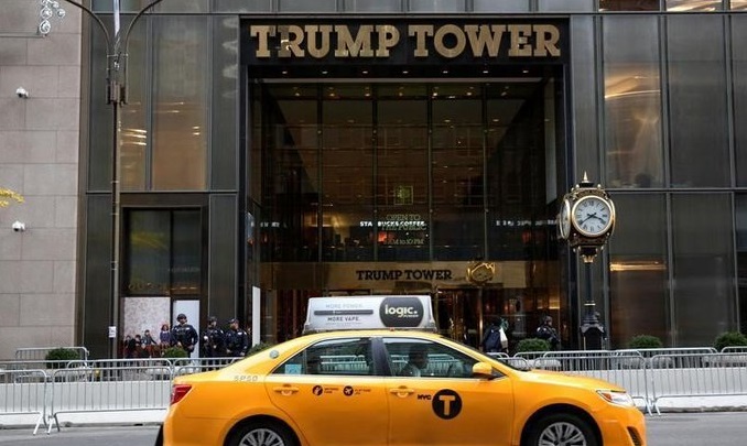 Neoyorquinos piden frente a la Torre Trump crear la avenida Barack Obama.