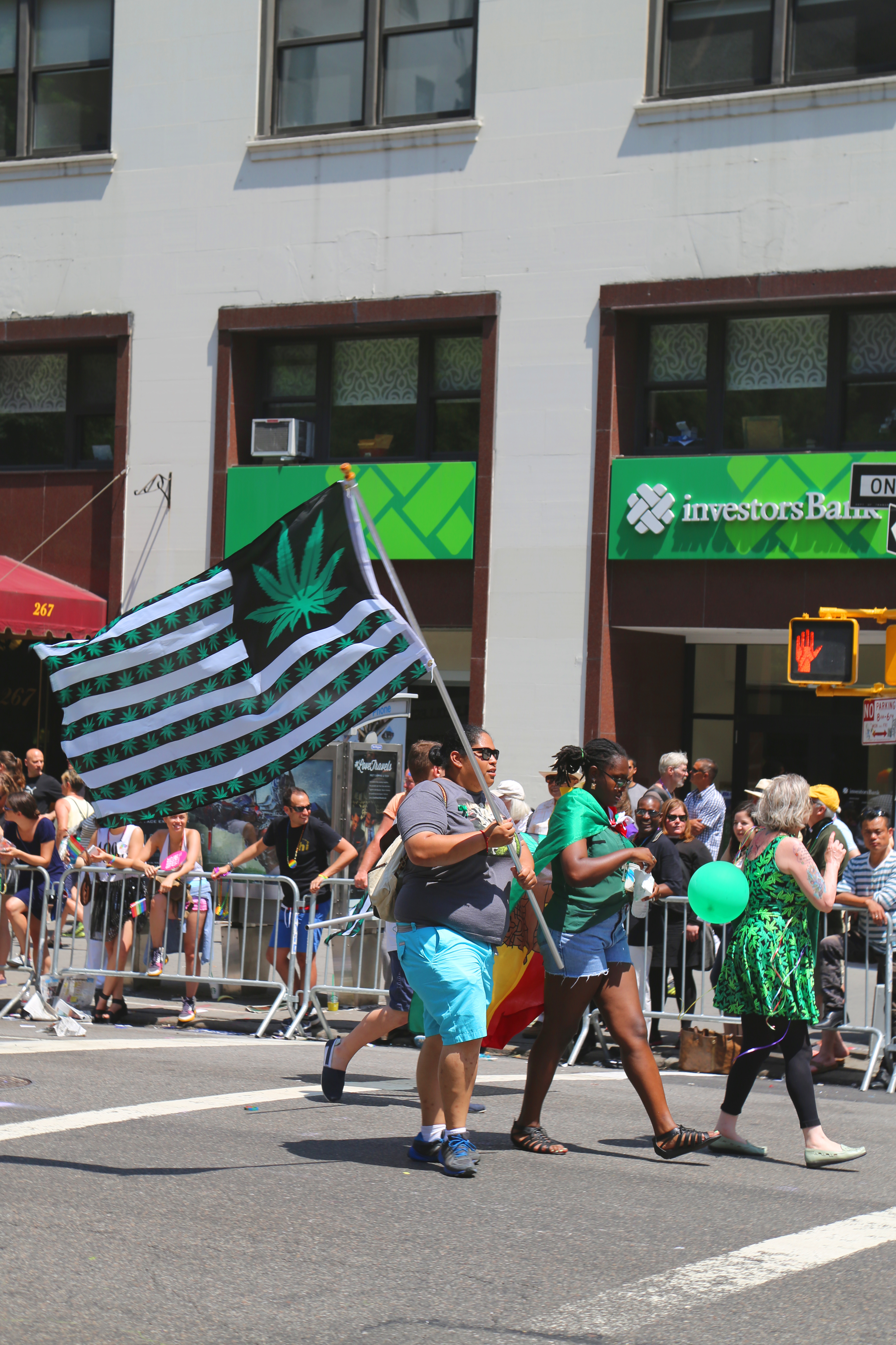 Con el fracaso en la legislatura estatal, Nueva York no se convirti&oacute; en el duod&eacute;cimo estado en legalizar el uso recreativo de la marihuana, que sigue siendo ilegal, pero con sanciones menos severas por posesi&oacute;n de hasta dos onzas y prohibici&oacute;n de fumarla en cualquier lugar donde est&eacute; prohibido el tabaco.