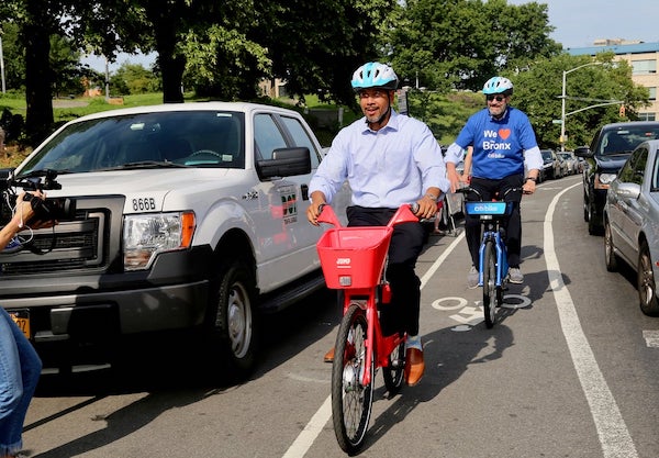 En la ciudad de Nueva York se ha incrementado el uso de bicicletas como medio de transporte diario, un proyecto iniciado con el alcalde Bloomberg, que hasta la actualidad enfrenta retos debido a la lucha de los ciclistas para tener más seguridad en una ciudad con graves problemas de tráfico vehicular y congestión.