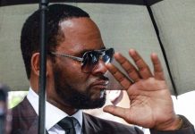 R. Kelly se declaró no culpable de cinco delitos de explotación sexual de menores.