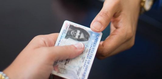 A los viajeros que no presenten alguno de estos documentos para identificarse no se les permitirá que pasen de los puntos de control de TSA y no se les autorizará para que tomen vuelos.