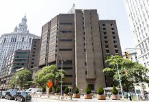 Prisión neoyorquina en la que se suicidó Jeffrey Epstein cerrará sus puertas Un total de 20 oficiales de la prisión en la que se suicidó el magnate acusado de tráfico sexual de menores Jeffrey Epstein recibieron citaciones judiciales la pasada semana en relación a las investigaciones sobre su muerte