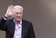 Matteo Salvini, pidió hoy al actor estadounidense Richard Gere que acoja "en sus mansiones" a los 160 migrantes que permanecen a bordo del barco de la ONG española Open Arms