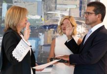 Sale Rosselló y entra Pierluisi, pero Puerto Rico sigue en un mar de dudas Pierluisi, gobernador número 12 y el primero que sube al poder a mitad de mandato, podría lograr una nueva etiqueta; el gobernador más breve de la historia de la isla: solo tres días.