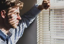 Para las personas que son abiertas sobre su salud mental en las redes sociales, existe la posibilidad de que se enfrenten a una reacción violenta de amigos, familiares o compañeros de trabajo.