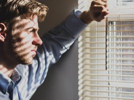 Salud mental y redes sociales: hablar podría ayudar Para las personas que son abiertas sobre su salud mental en las redes sociales, existe la posibilidad de que se enfrenten a una reacción violenta de amigos, familiares o compañeros de trabajo.