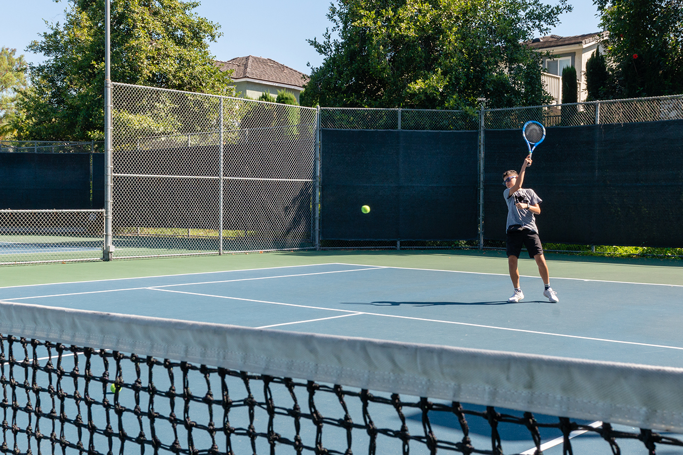 Mientras practica tenis, Sam usa un cintur&oacute;n que sostiene la bomba de insulina, su celular y un dispositivo del tama&ntilde;o de una tarjeta de cr&eacute;dito que transmite &oacute;rdenes a la bomba. (Heidi de Marco/KHN)