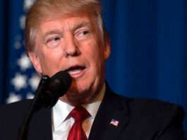 Donald Trump, aseguró que bromeaba cuando el pasado miércoles miró al cielo y se proclamó "el elegido".