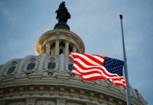 Biden ordena ondear la bandera de la Casa Blanca a media asta por el tiroteo en Maine El presidente Donald Trump ordenó este domingo que todas las banderas en edificios federales del país ondeen a media asta "en respeto solemne" por las víctimas de los dos tiroteos masivos