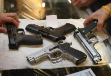 Actualmente, 21 de los 50 estados del país han aprobado legislación estatal para revisar los antecedentes de quienes compran algunos tipos de armas.