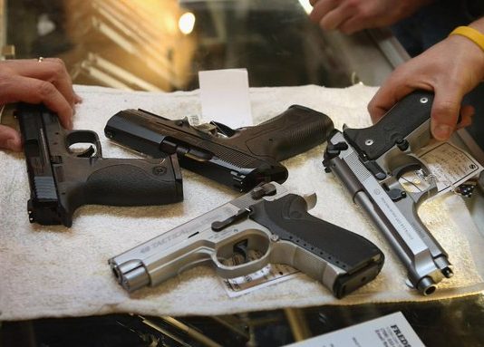 Actualmente, 21 de los 50 estados del país han aprobado legislación estatal para revisar los antecedentes de quienes compran algunos tipos de armas.