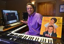 Vuelve Eydie Gormé con el Trío los Panchos en la voz de su hijo como tributo David Lawrence, compositor de bandas sonoras de Hollywood, posa junto a la portada del disco "Eydie and Steve sing the Golden hits" (1960), donde aparece su madre Eydie Gormé y su padre Steve Lawrence.
