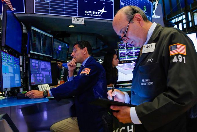 A mediodía, el Dow Jones de Industriales, el principal indicador de la Bolsa, se dejaba 468,73 puntos, un 1,79 %, hasta los 25.783,51.
