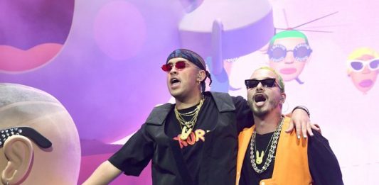Bad Bunny y J Balvin estrenaron el video musical de "Yo le llego", en el que ambos artistas aparecen montados en un pequeño velero.