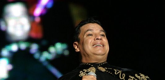 Juan Gabriel sabía que había creado un "fenómeno" y que viviría entre sus fans aunque muriera, dice en una entrevista  Natalia Baeza
