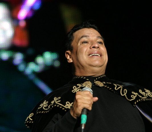 Juan Gabriel sabía que había creado un "fenómeno" y que viviría entre sus fans aunque muriera, dice en una entrevista  Natalia Baeza