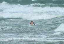 Un surfista fue mordido por un tiburón en una mano y la pantorrilla en el onceavo ataque de tiburones en lo que va del año en una playa de New Smyrna