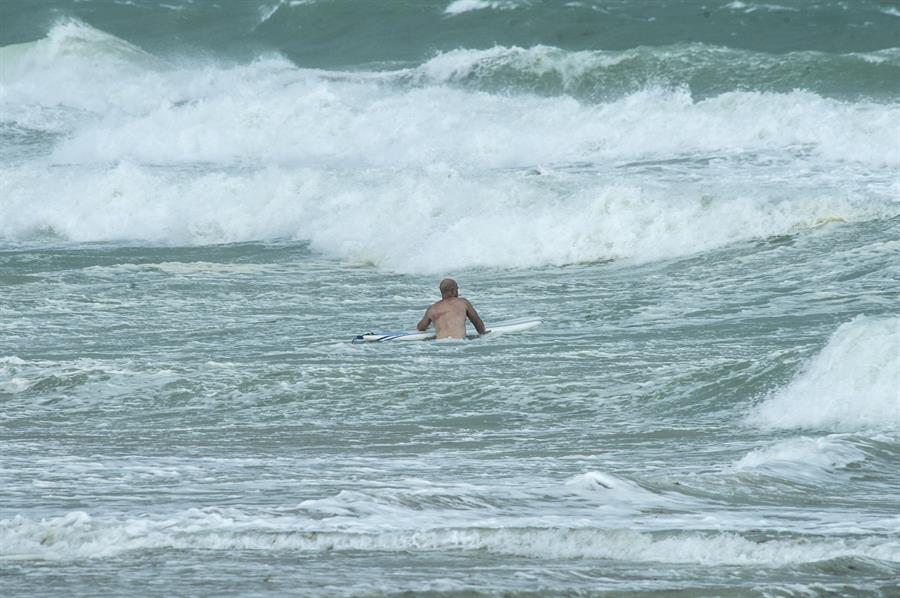 surfista Un surfista fue mordido por un tiburón en una mano y la pantorrilla en el onceavo ataque de tiburones en lo que va del año en una playa de New Smyrna