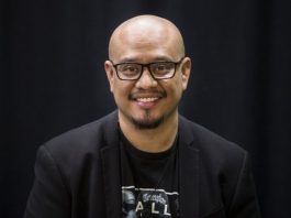 Por más de dos años, Alpharaoh, de 36 años, ha recorrido el país con su obra de teatro "Wet: A DACAmented Journey".