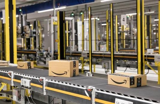Amazon controla aproximadamente la mitad de todo el comercio electrónico en el país, según los datos más recientes.
