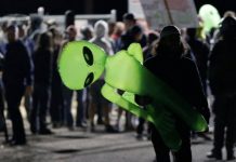 Apenas cientos de personas llegan al Área 51 en busca de extraterrestres.