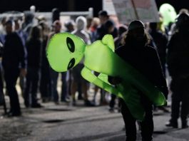 Apenas cientos de personas llegan al Área 51 en busca de extraterrestres Apenas cientos de personas llegan al Área 51 en busca de extraterrestres.