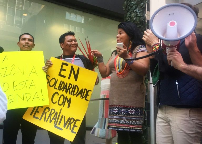 Sobre los recientes incendios devastadores en Brasil, Guajajara insistió en que en su país hay "una coyuntura muy difícil" y culpó al Ejecutivo de Jair Bolsonaro.