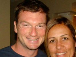 El exproductor Beresford-Redman regresa a Los Ángeles tras prisión en México El caso de Beresford-Redman salió a la luz el 6 de abril de 2010, cuando denunció la desaparición de su esposa, la brasileña Mónica Burgos.
