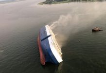 Buscan a cuatro tripulantes de buque carga que volcó en costa de Georgia Los rescatistas también están preocupados por el gran tamaño de la nave y el hecho de que tiene puertas herméticas y numerosos compartimentos.