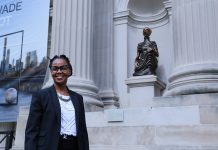 Cuatro monumentales cariátides africanas dan bienvenida al Met de Nueva York Diosas y humanas, cuatro estatuas colosales de mujeres con rasgos y vestidos africanos y "pintadas a fuego" por la artista keniata-estadounidense Wangechi Mutu.