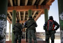 En total, las autoridades fronterizas detuvieron a 50.693 personas frente a las 71.982 de julio, señaló la CBP.