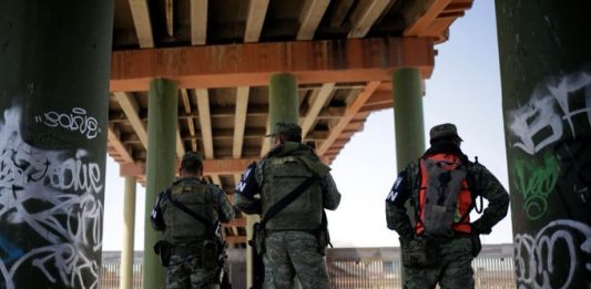 En total, las autoridades fronterizas detuvieron a 50.693 personas frente a las 71.982 de julio, señaló la CBP.