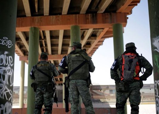 En total, las autoridades fronterizas detuvieron a 50.693 personas frente a las 71.982 de julio, señaló la CBP.