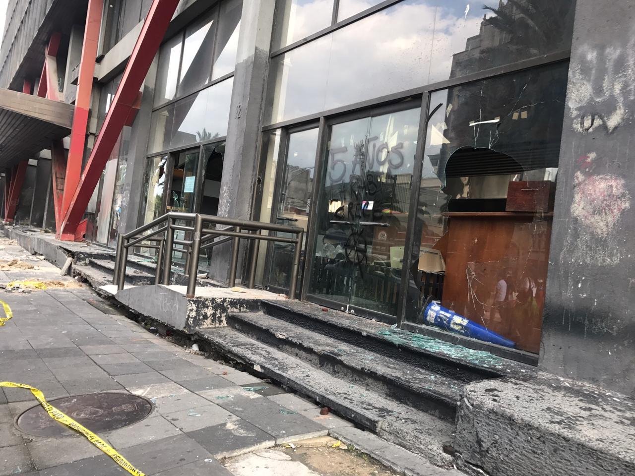 Estiman p&eacute;rdidas de 5 millones de d&oacute;lares por vandalismo en marcha Ayotzinapa.