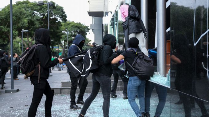 Estiman p&eacute;rdidas de 5 millones de d&oacute;lares por vandalismo en marcha Ayotzinapa.
