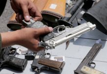 Como parte de su declaración de culpabilidad, Joseph admitió haber viajado con Jones a Nueva York para vender armas de fuego y municiones.